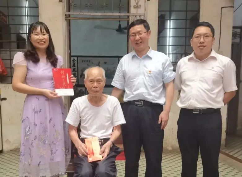 中秋慰问送真情 浓浓关切暖人心——白云山海洋之神hy590公司慰问首届全国劳模陈雨池